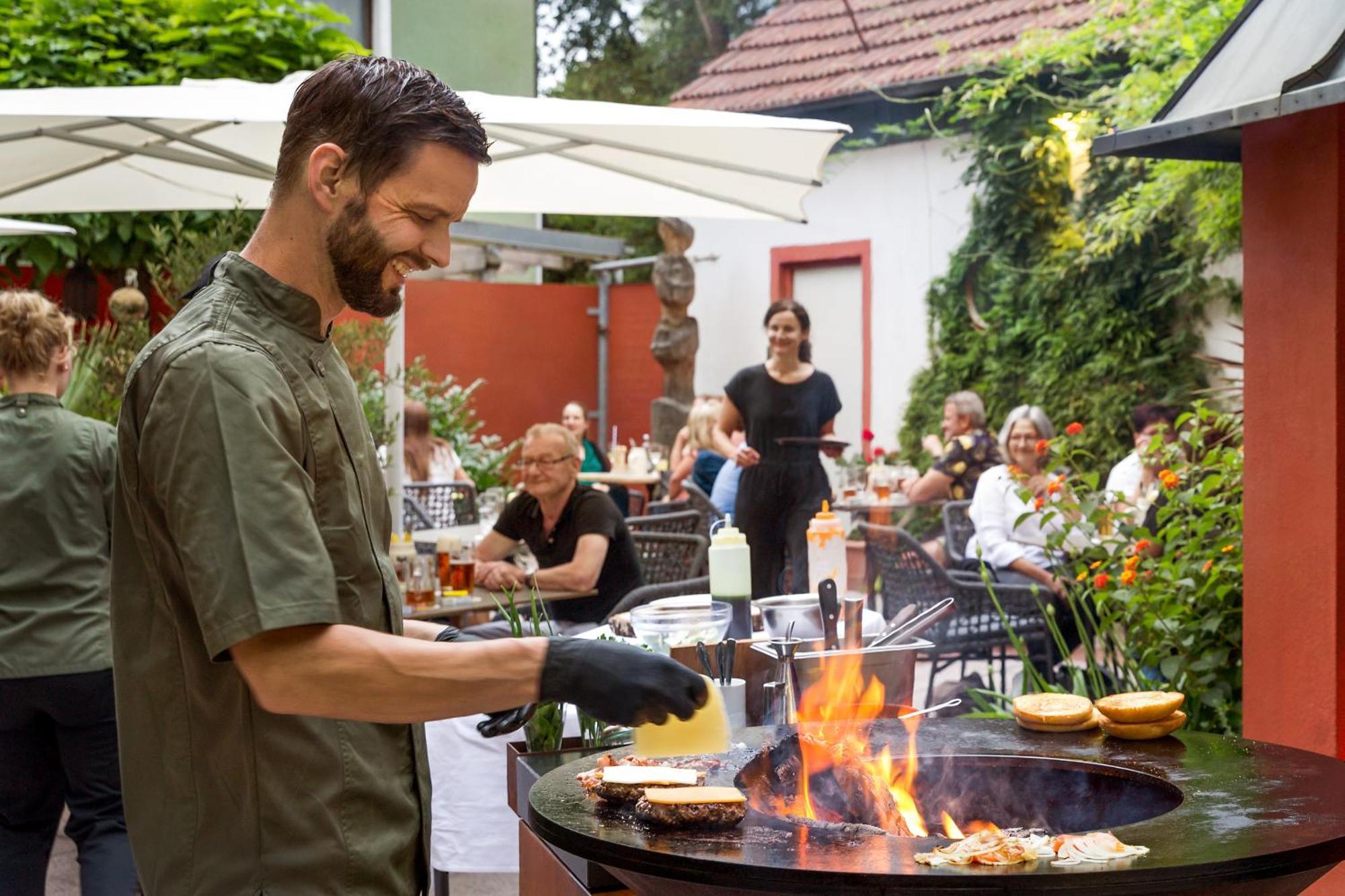 Wirtshaus & Hotel Goldener Greif Edelsfeld Ngoại thất bức ảnh