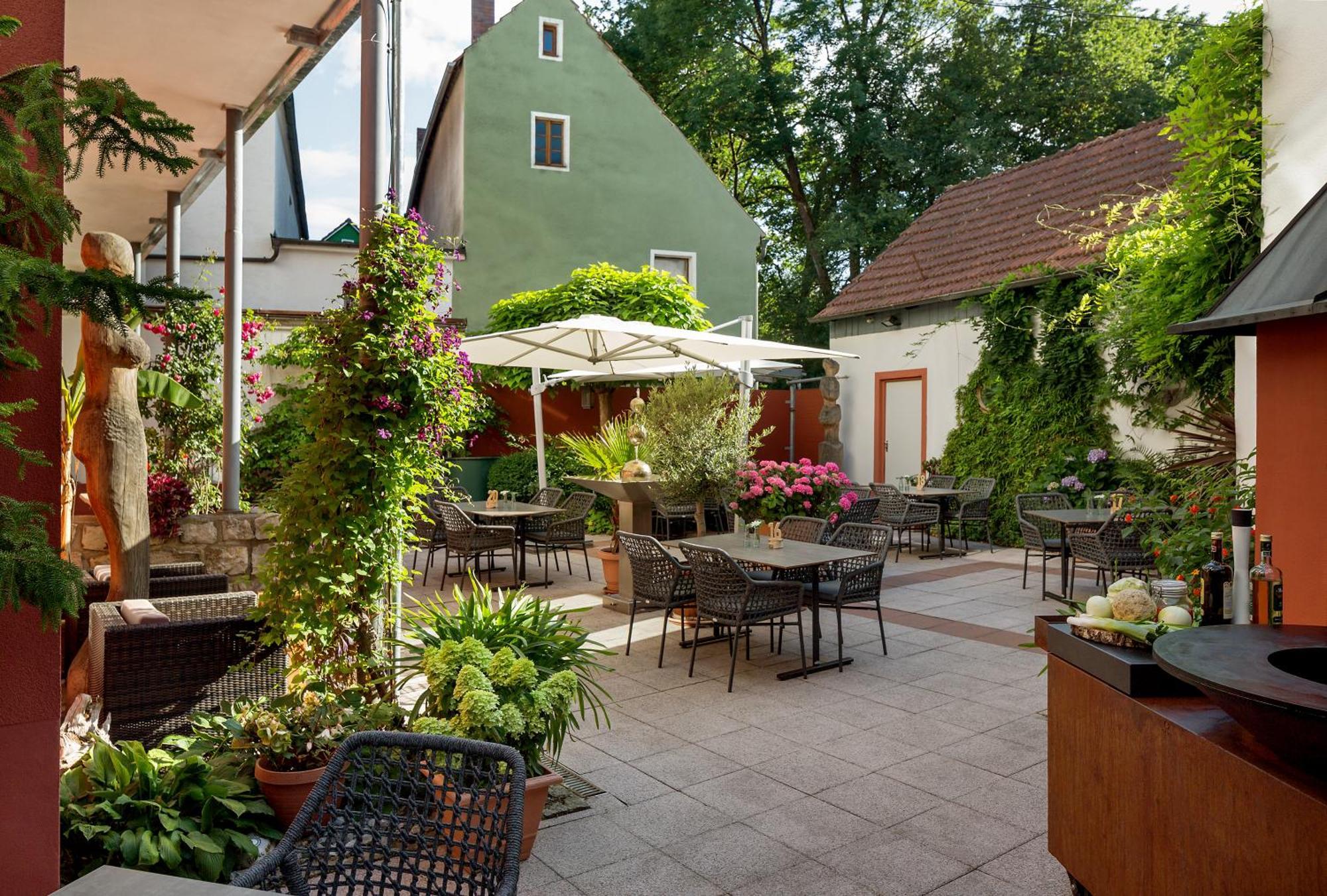Wirtshaus & Hotel Goldener Greif Edelsfeld Ngoại thất bức ảnh