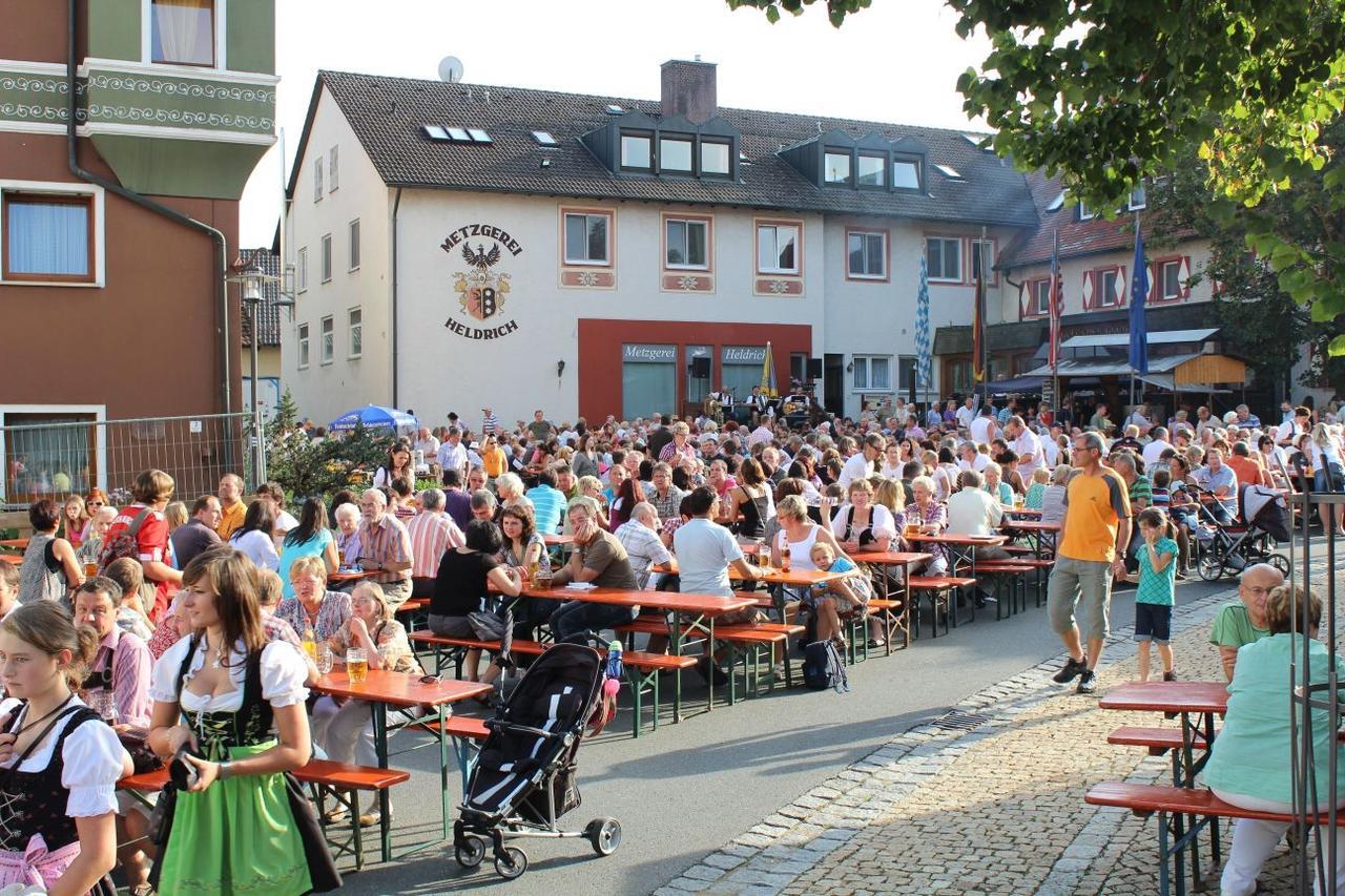Wirtshaus & Hotel Goldener Greif Edelsfeld Ngoại thất bức ảnh