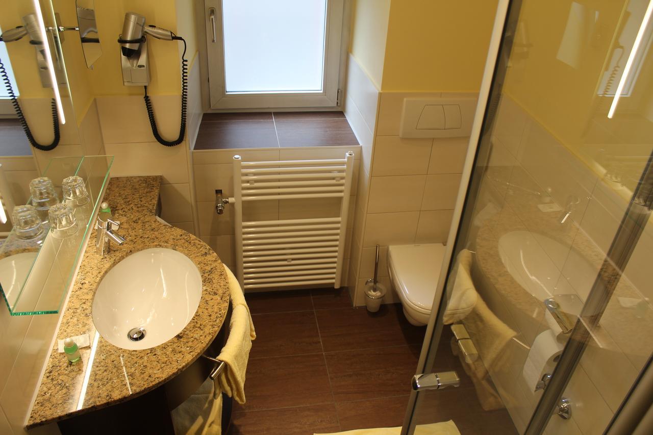 Wirtshaus & Hotel Goldener Greif Edelsfeld Ngoại thất bức ảnh